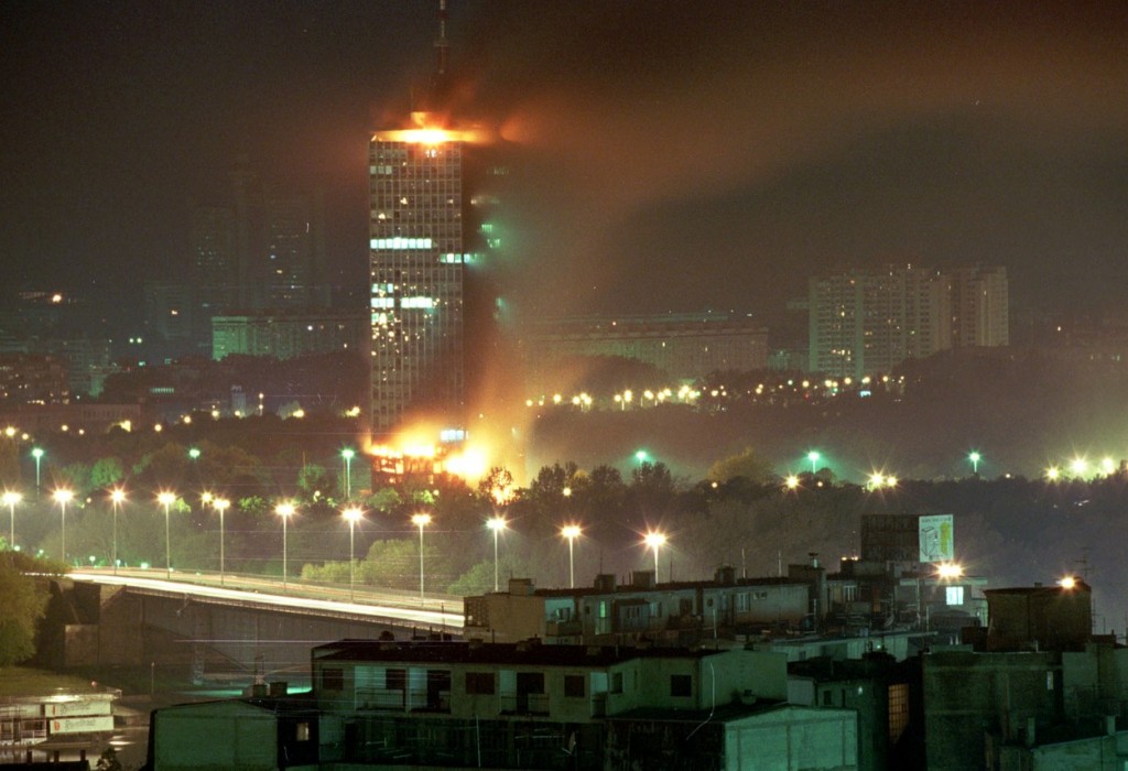 TAS16: BELGRAD, YUGOSLAVIA. APRIL 21. The picture shows the burning building of the headquaters of the ruling Socialist Party of Serbia. The building was destroyed during the raid on the night from Tuesday to Wednesday by the NATO aircraft. The bomb or a missile directly hit the building with more than 20 storeys. ----- ŇŔŃ 23. Ţăîńëŕâč˙. 21 ŕďđĺë˙. Íŕňîâńęŕ˙ ŕâčŕöč˙ â őîäĺ íî÷íîăî íŕëĺňŕ íŕ Áĺëăđŕä óíč÷ňîćčëŕ řňŕá-ęâŕđňčđó ďđŕâ˙ůĺé Ńîöčŕëčńňč÷ĺńęîé ďŕđňčč Ńĺđáčč (ŃĎŃ). Áîěáŕ (čëč đŕęĺňŕ) ďîďŕëŕ ďđ˙ěî â çäŕíčĺ, íŕń÷čňűâŕţůĺĺ ńâűřĺ 20 ýňŕćĺé. Ďîćŕđíűĺ áîđţňń˙ ń îăíĺě. Íŕ ńíčěęĺ: ăîđčň çäŕíčĺ ŃĎŃ. Ôîňî Ńĺđăĺ˙ Âĺëč÷ęčíŕ č Ŕëĺęńŕíäđŕ Äŕíčëţřčíŕ (ČŇŔĐ-ŇŔŃŃ) 13-04, Image: 86711884, License: Rights-managed, Restrictions: , Model Release: no, Credit line: Profimedia, TASS